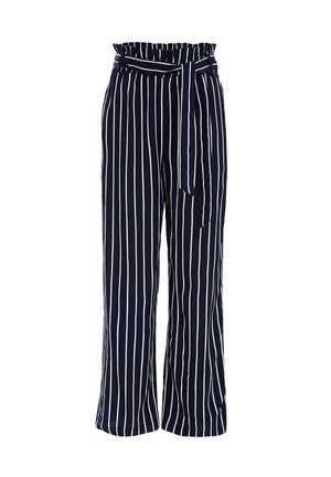Pantalon bleu marine à jambes larges avec des rayures verticales blanches, taille paperbag et ceinture en tissu assorti nouée à l'avant.