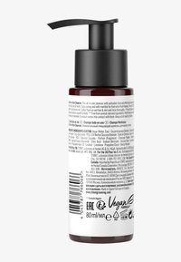 Flacon pompe de nettoyant tout-en-un ; plastique rouge foncé, bouchon noir à pompe ; texte blanc et argent détaillant les ingrédients et l'utilisation. Capacité de 80 ml.