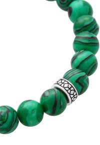 Bracciale in malachite verde caratterizzato da perle rotonde con marmorizzazione nera e una perla d'accento in argento con un motivo geometrico.