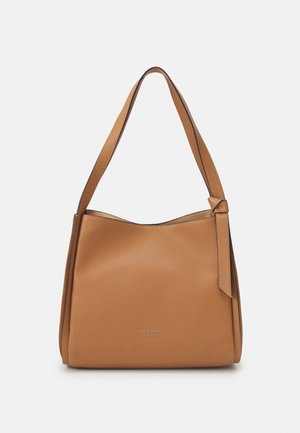 Brun skuldertaske i læder med en enkelt bred rem, tekstureret overflade og lille "kate spade new york"-logo midt foran.