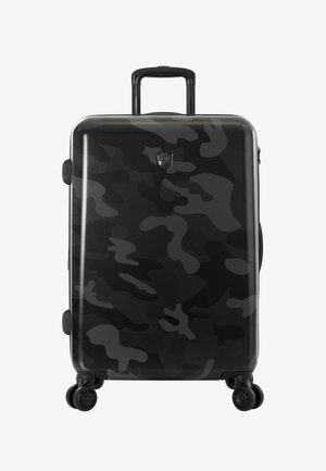 Hartschalenkoffer in Schwarz mit Tarnmuster, ausgestattet mit einem Teleskopgriff, vier Rollen und einem Logoemblem auf der Vorderseite.