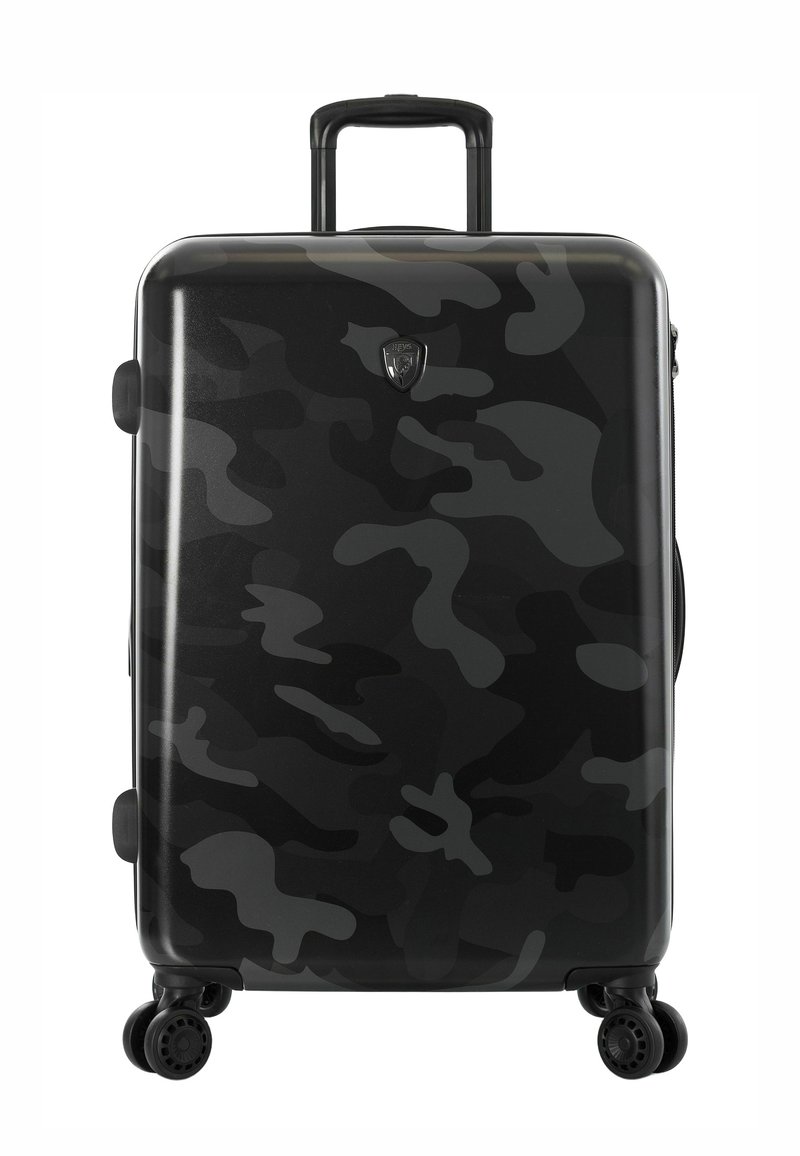 Valise rigide noire avec un motif camouflage, équipée d'une poignée télescopique, de quatre roues et d'un logo sur le devant.
