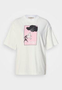 Valge lühikeste varrukatega puuvillane T-särk, millel on must-valge graafiline kujundus roosal taustal ja allosas tekst "Barbour".