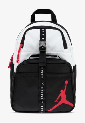 Čierno-biely batoh Jordan s predným vreckom na zips, červenými zipsovými jazdcami a červeným logom Jumpman na spodnom vrecku.