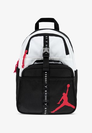 Sort og hvid Jordan-rygsæk med lomme foran med lynlås, røde lynlåstræk og rød Jumpman-logo på den nederste lomme.