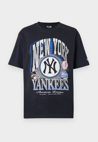 T-shirt preta de algodão com uma grande imagem gráfica branca e azul com o texto "NEW YORK YANKEES" e o logotipo da equipa, mangas curtas, corte descontraído.