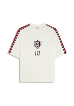Weißes Kurzarmhemd mit roten und schwarzen Streifen an den Ärmeln, Wappen mit drei Löwen und darunter gedruckter "10" in der vorderen Mitte.