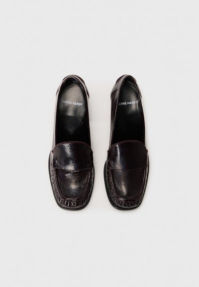 Temno burgundski usnjeni loafers z teksturiranim zaključkom, kvadratnimi prsti in šivi ob robu. Notranjost vsebuje logotip.