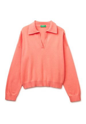 Koraalroze trui met lange mouwen, met een uitgespreide kraag en V-hals, geribde boorden en zoom, plat op een witte achtergrond gelegd.