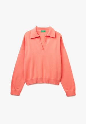 Maglione rosa corallo a maniche lunghe con colletto aperto e scollo a V, polsini e orlo a coste, disteso su sfondo bianco.