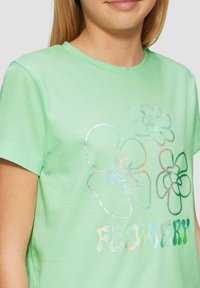 s.Oliver MIT FOLIEN - T-shirt print - ozeangrün