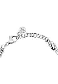 Bracciale in argento con maglie rotonde, chiusura e un ciondolo decorativo con design a foglia. Accenti a spirale testurizzati aggiungono dimensione.