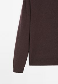 Maglione a girocollo borgogna scuro realizzato in morbido tessuto a maglia, con una vestibilità comoda e polsini e fondo a coste. Texture liscia senza motivi.