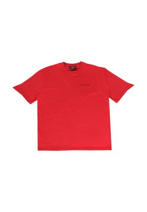Punane puuvillane T-särk ümarate kaelustega ja lühikeste varrukatega, millel on rindkere peal väike tikandiga logo. Sile tekstuur, juhuslik disain.