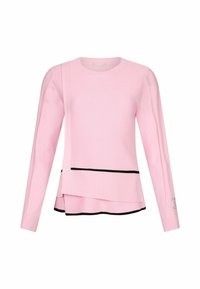 Pull à manches longues rose clair superposé avec détail de bordure noire et poignets côtelés, encolure ronde et logo subtil sur la manche gauche.