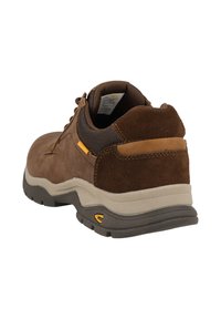 Zapato de senderismo marrón con parte superior de ante, acentos de malla y suela de goma. Presenta un collar acolchado y un detalle de marca en amarillo. Adecuado para actividades al aire libre.