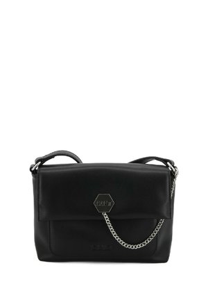 Borsa in pelle nera con forma rettangolare, dotata di pattina pieghevole, tracolla in catena argentata e accento con logo esagonale sulla parte anteriore.