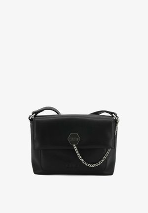 Borsa in pelle nera con forma rettangolare, dotata di pattina pieghevole, tracolla in catena argentata e accento con logo esagonale sulla parte anteriore.