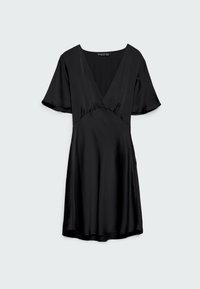 Robe en satin noir avec un décolleté en V profond, des manches courtes et flottantes, et une taille cintrée, présentant une texture lisse et un ourlet fluide.