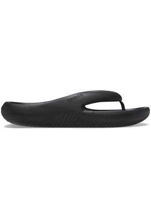 Czarna klapka Crocs z grubą podeszwą i teksturowanym spodem, pokazana z boku na białym tle. Brak osób.