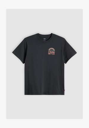 Μαύρο βαμβακερό μπλουζάκι με γραφικό λογότυπο στο μπροστινό μέρος σε κόκκινο και λευκό κείμενο. Κοντά μανίκια, στρογγυλή λαιμόκοψη και κανονική εφαρμογή.