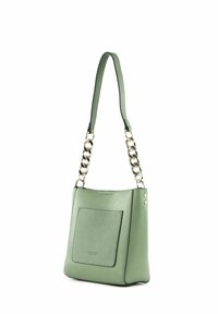 Sac à main en cuir vert avec poche avant, chaîne en or et bandoulière en cuir, ainsi que deux clous métalliques sur les côtés, placé en position verticale.