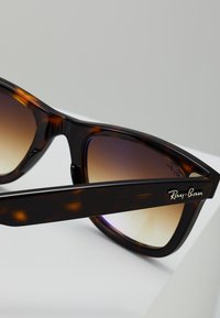 Ray-Ban WAYFARER UNISEX - Óculos de sol - crystal brown gradient