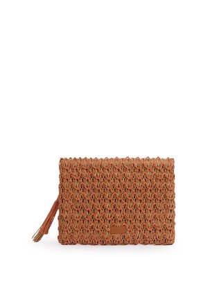 Borsa clutch marrone intrecciata con motivo strutturato e cursore della cerniera con nappina, posta su sfondo bianco.