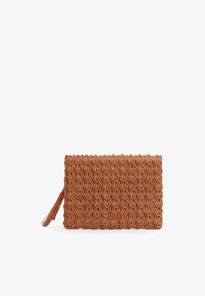 Borsa clutch marrone intrecciata con motivo strutturato e cursore della cerniera con nappina, posta su sfondo bianco.
