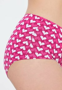 Fuchsia katoenen slipjes met een volledig witte hartjespatroon. Heeft een zachte textuur en een middelhoge snit, ontworpen voor comfort.
