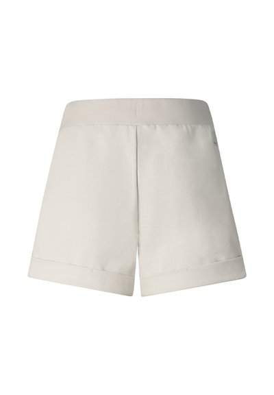 Shorts beige sur mesure avec ourlets retroussés et taille large, vus de dos sur un fond blanc.