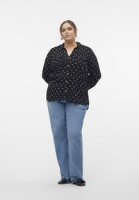 Vero Moda Curve VMBUMPY SHIRT NEW - Chemisier - black/white