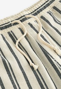 Next STRIPED TEXTURED DOCK REGULAR FIT - Short - ecru navy