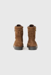 Bottines en daim marron avec une finition texturée, dotées d'un bout rond, de zips latéraux et de petits talons empilés.