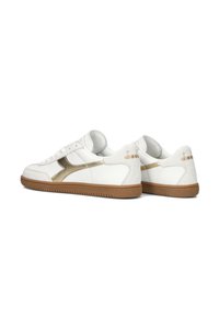 Sneakers bianchi con dettagli dorati, presentano una suola in gomma testurizzata, tomaia in pelle liscia e un sistema di allacciatura. Branding visibile sul tallone.