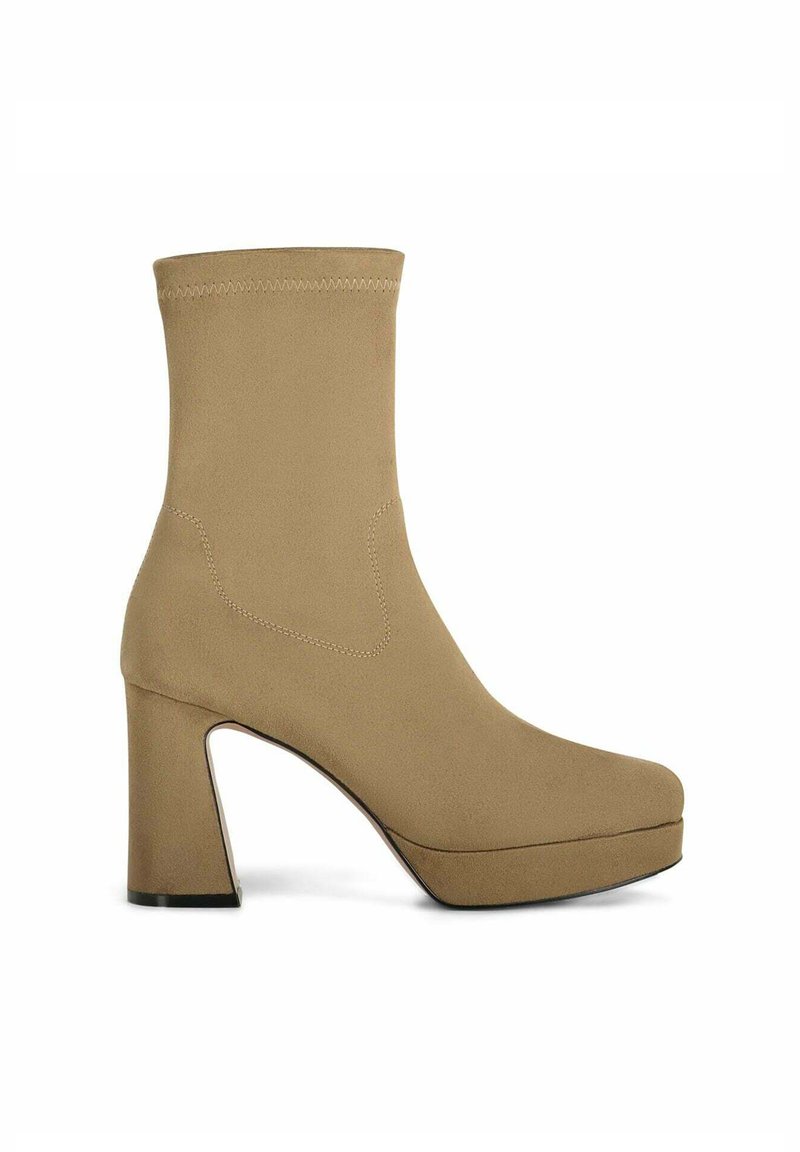 Bottes beiges à la cheville avec une surface lisse et texturée, dotées d'un talon haut épais et d'une semelle plateforme, et de coutures accentuées le long des côtés.