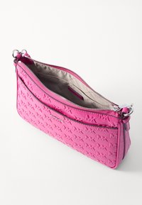 Borsa clutch in pelle rosa con un motivo impresso, chiusura con zip e hardware in tonalità argento. L'interno presenta una fodera beige.