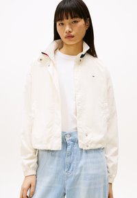 Tommy Jeans ESSENTIAL  - Summer jacket - ancient white