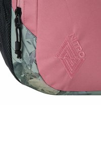 Zaino in tessuto rosa con superficie testurizzata, motivo floreale nella parte inferiore e logo in gomma rialzato. Cerniera con accento di corda nera.