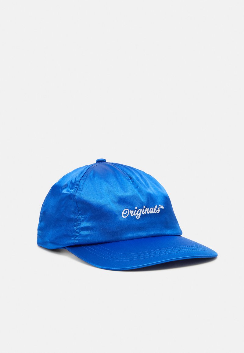 Zils satīna cepure ar izliekto mali, ar baltu izšuvumu "Originals™" logotipu priekšpusē. Gluda faktūra un sportisks dizains.