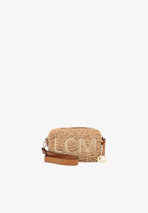 Beige tekstureret crossbody taske med store "LCM" bogstaver foran og justerbar brun læderrem med guldfarvet hardware.