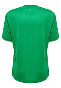 Grön kortärmad t-shirt i slät tyg. Enkel rundhals med en logotyp centrerad på den övre delen av ryggen. Inga mönster eller ytterligare detaljer.