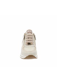 Sneaker beige con una toma in pelle liscia, lacci a contrasto, zip laterali e una suola a strisce bianche. Presenta dettagli testurizzati e forature.