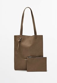Borsa tote in pelle marrone con manici lunghi, caratterizzata da una texture liscia. Include una pochette coordinata con chiusura a zip e dettaglio del logo.