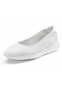 Weiße Mesh-Slipper mit einer glatten, abgerundeten Zehe, strukturiertem Obermaterial und einer flexiblen weißen Gummisohle mit kleinen Profilmustern.