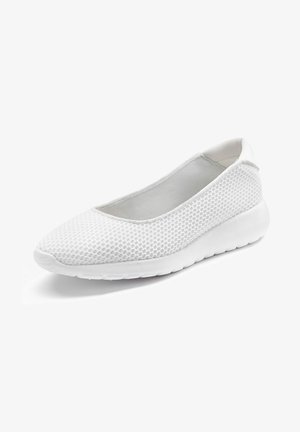 Weiße Mesh-Slipper mit einer glatten, abgerundeten Zehe, strukturiertem Obermaterial und einer flexiblen weißen Gummisohle mit kleinen Profilmustern.