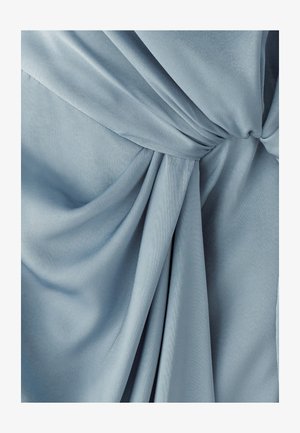 Tessuto azzurro chiaro, setoso con una texture morbida; presenta drappeggi e pieghe sottili, annodato al centro, creando un aspetto a strati.