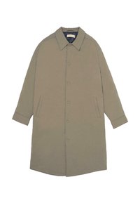 Lang beige frakke med krave, snap-knap lukning, lange ærmer og to sidelommer, vist fladt på en hvid baggrund.