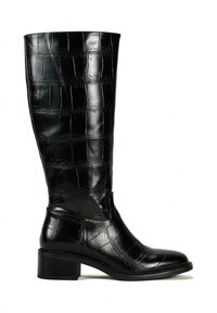 Bottes noires montantes en cuir verni embossé crocodile. Talon carré avec une finition lisse, bout arrondi et détails de couture minimaux.