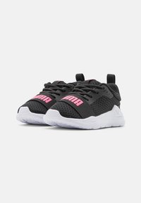 Zwarte sportieve schoenen met roze branding, voorzien van een mesh bovenwerk, gewatteerde kraag en een gestructureerde witte zool. Trekhaak op de hiel voor gemakkelijk aantrekken.